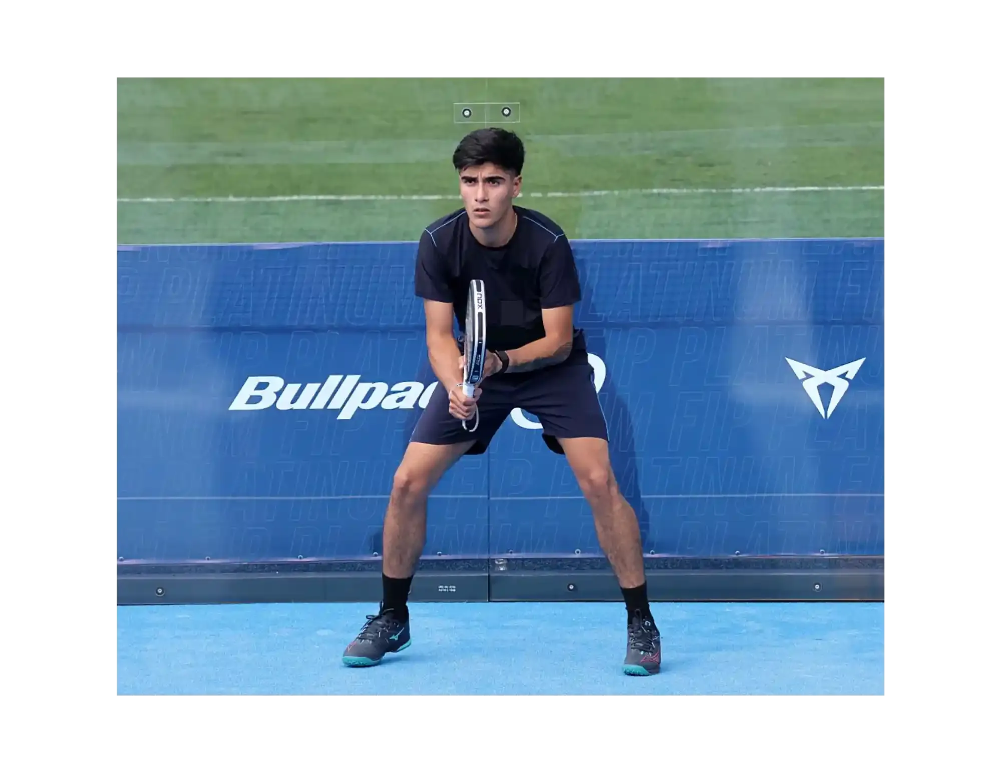 Jugador de pádel en pleno entrenamiento intenso, capturando el esfuerzo y la concentración